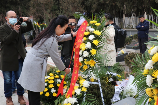 仪式上,师生代表向烈士默哀并敬献花篮,邓小娟整理挽联并鞠躬悼念